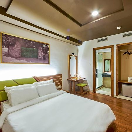 The Noble Swan Hotel Saigon Ho-Chi-Minh-Stadt Exterior foto